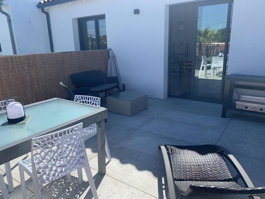 Maison Terrasse Proche Centre Ville Et Ile De Re La Rochelle  Zewnętrze zdjęcie